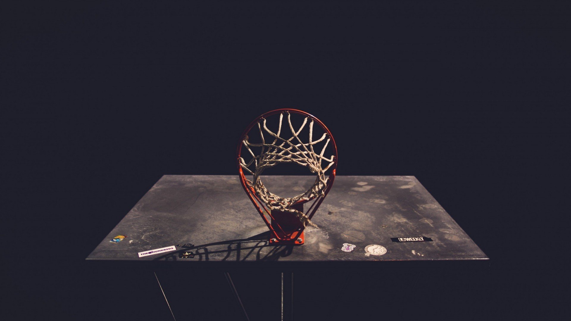 开云APP-跨界疯狂！哈兰德空降NBA老鹰比赛引热议，瓦伦西亚备战意甲回应争议
